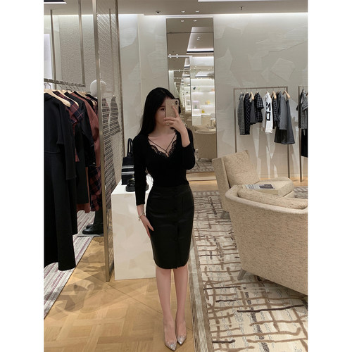 蕾丝花边针织上衣+小羊皮半裙