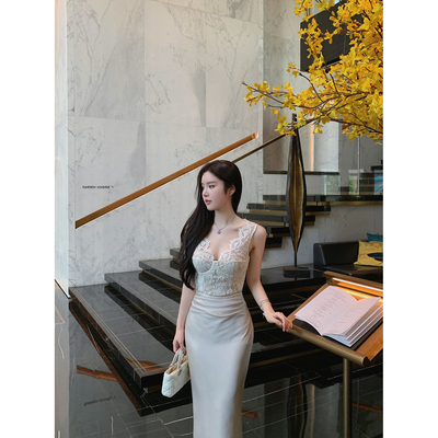 姐姐难哄V领蕾丝缎面连衣裙