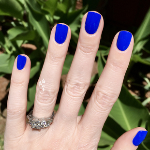 夏日多巴胺克莱因蓝 please 白兔奶昔ESSIE甲油819浓郁宝蓝butler