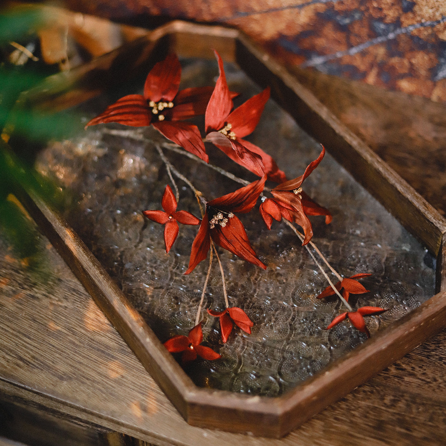 手作红色枫叶花瓣侧边