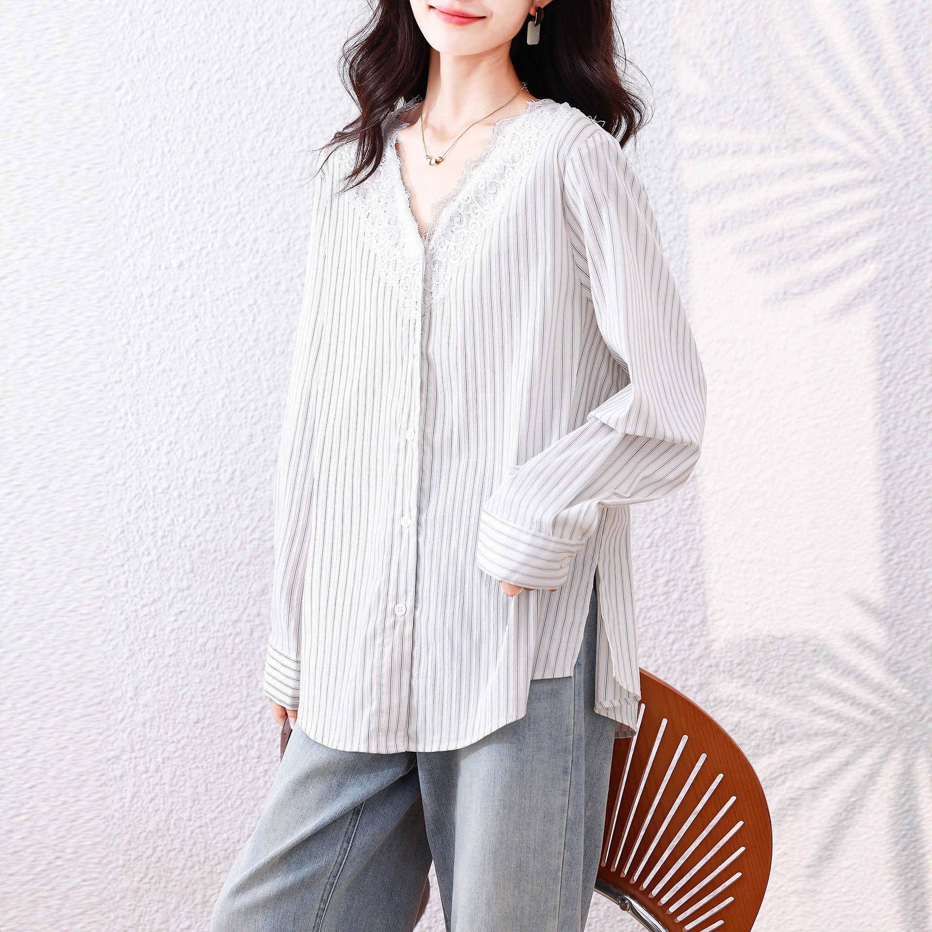 时尚蕾丝V领条纹长袖衬衫女士早秋新款大码气质小衫宽松休闲上衣