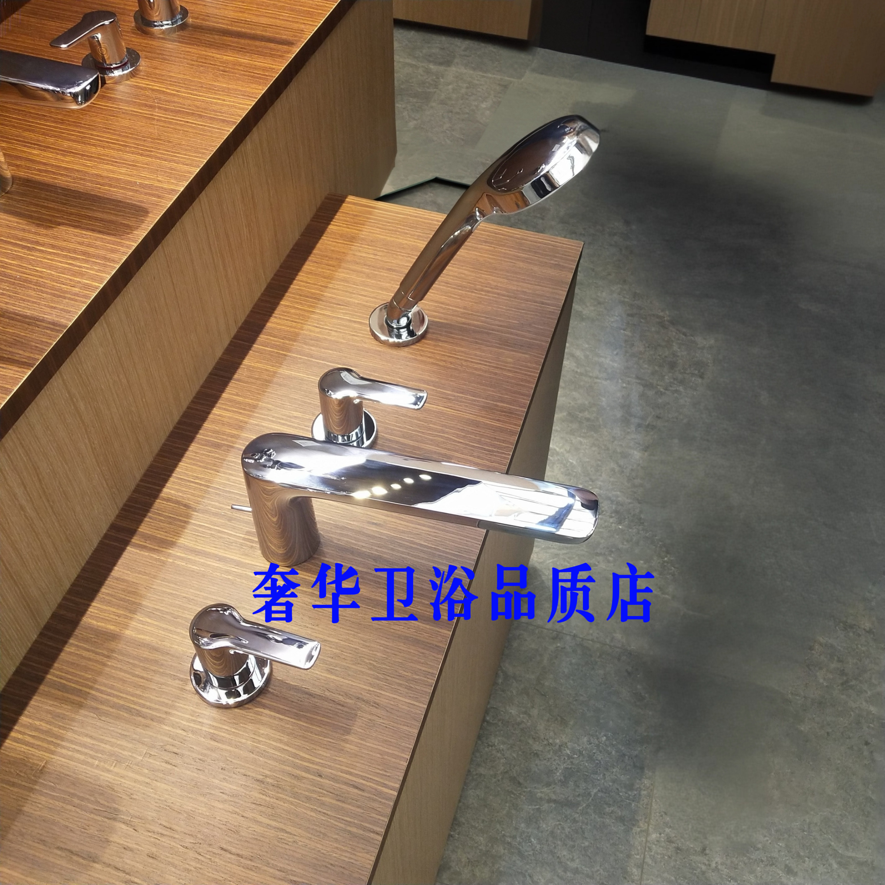 TOTO浴缸四孔座式龙头镀铬冷热出水带淋浴手持花洒TBG03202BB