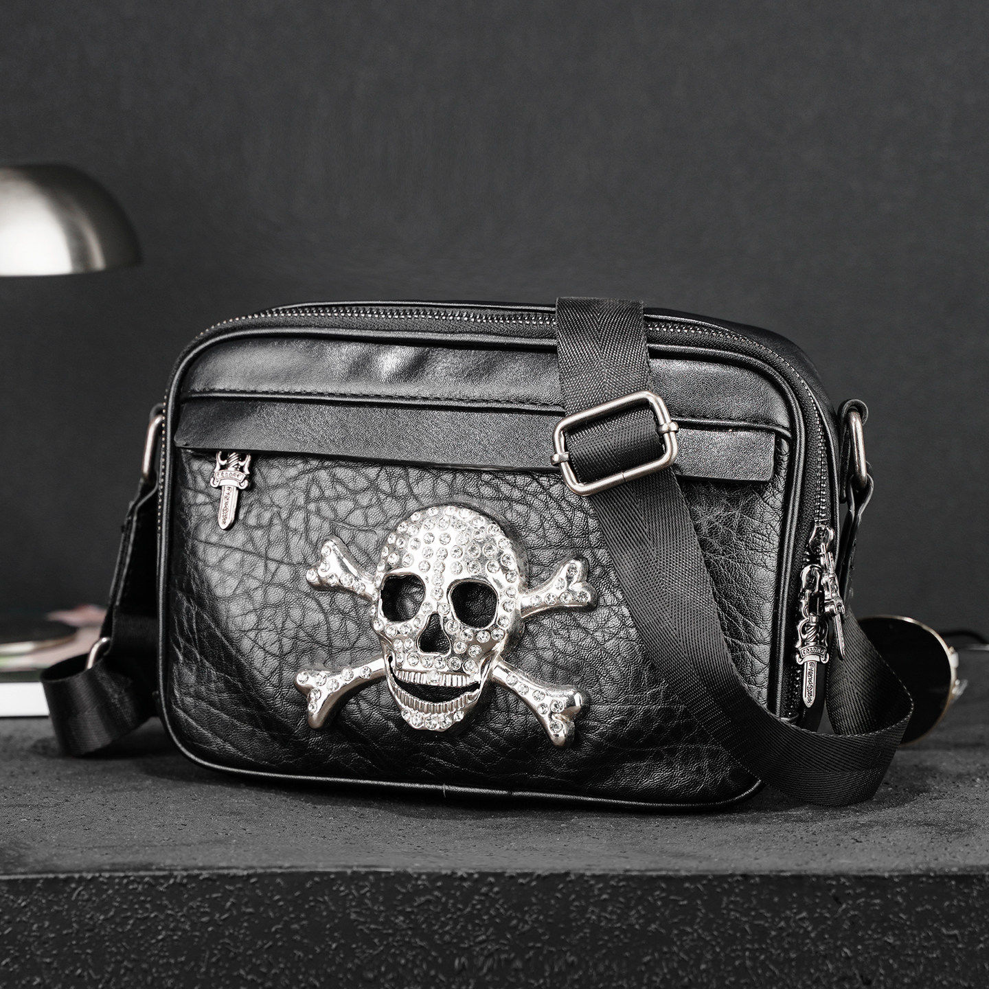 横款男包小包时尚简约单肩包个性鬼头小方包潮男相机包街头斜挎包