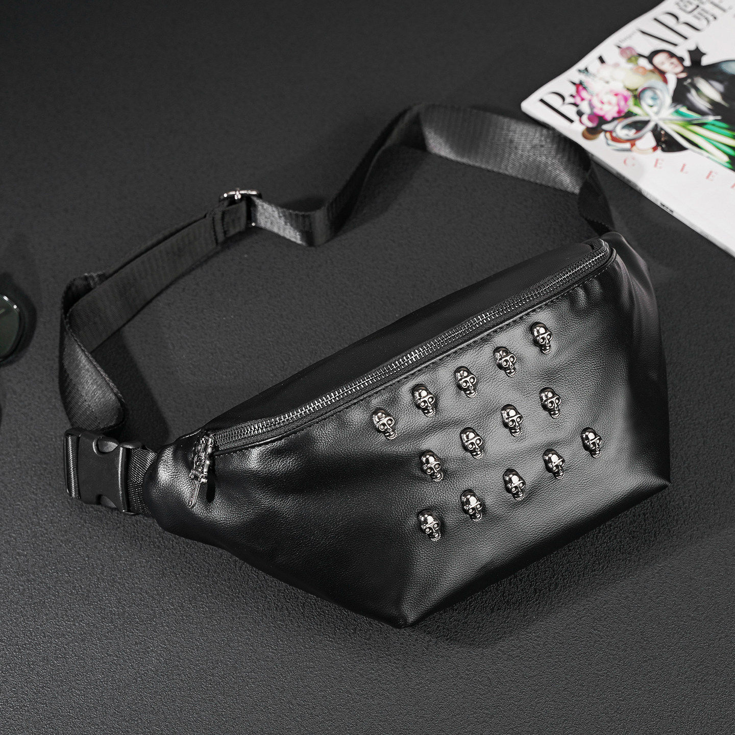 个性铆钉横款小胸包潮牌皮质男款小腰包街头男潮胸包后背挎包腰包