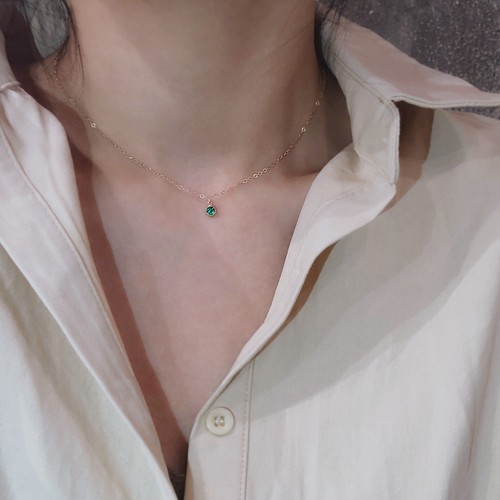 TYUSHA迷你祖母绿锆石包金锁骨链