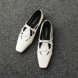 卡卡妮亚 白色方头真皮单鞋女低跟时尚百搭女士英伦风漆皮女鞋