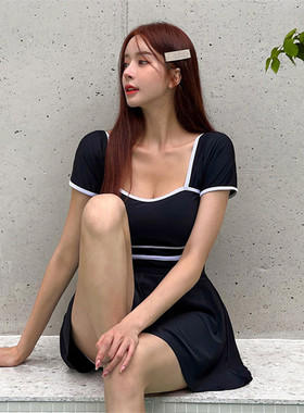 黑色裙式连体泳衣女韩版修身保守短袖带胸垫小胸显瘦泡温泉游泳装