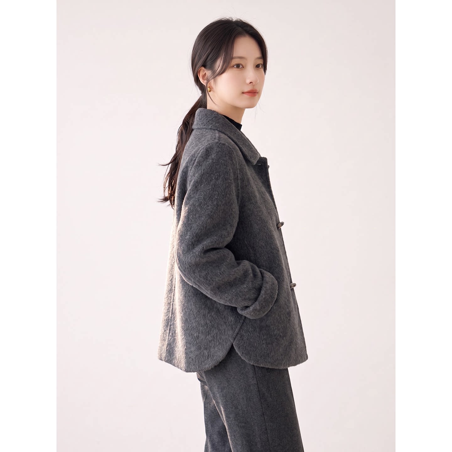 高端灰色羊毛短款牛角扣女大衣