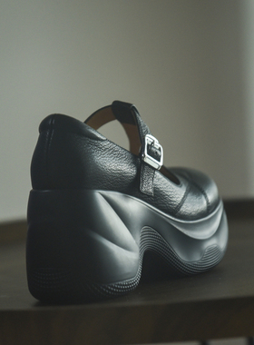 misili~9cm坡跟浅口单鞋2026秋季新款高跟鞋一字扣带厚底真皮女鞋