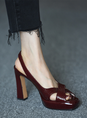 misili时尚鱼嘴粗跟凉鞋2026夏季新款酒红色高跟鞋防水台厚底女鞋