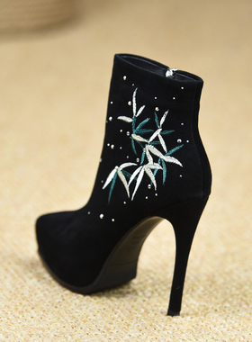 misili刺绣尖头细跟短靴11.7cm时尚高跟鞋2026秋冬新款厚底女靴子