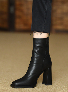 misili 9.8cm方头平底粗跟短靴女2026秋冬季新款高跟鞋黑色女靴子