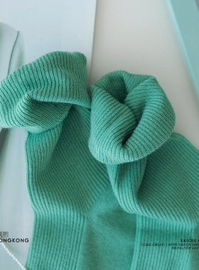 就喜欢简约。我的薄荷绿色的简约中筒袜子，手感特别舒服。