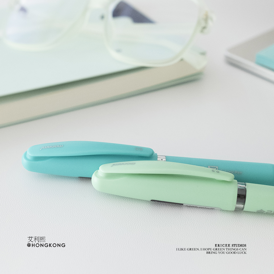 高丽国进口,超好写的黑色笔芯薄荷绿色的中性笔~