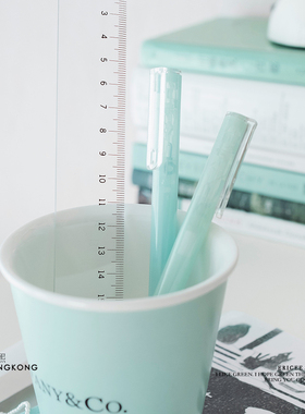 阳光里太美太清爽了，清透的薄荷绿色的中性笔，按键在笔尖哦