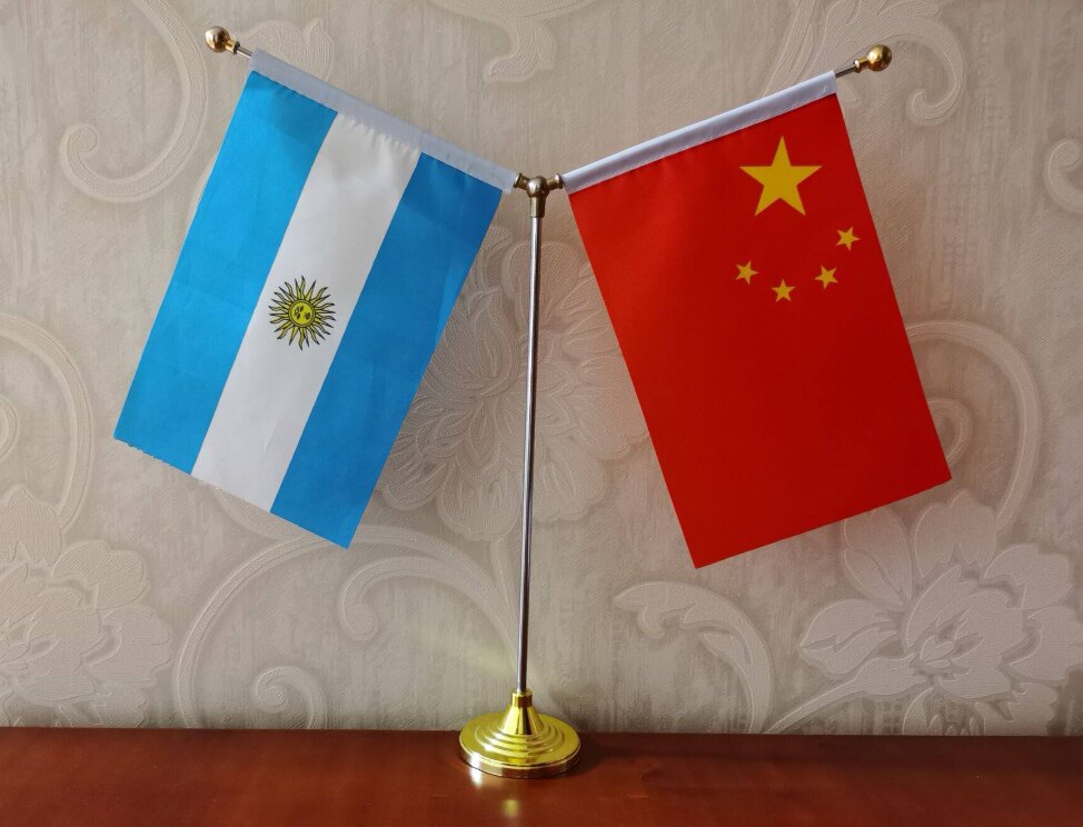 中国阿根廷国旗桌旗摆件谈判签字约双杆Y型桌面装饰台面小国旗