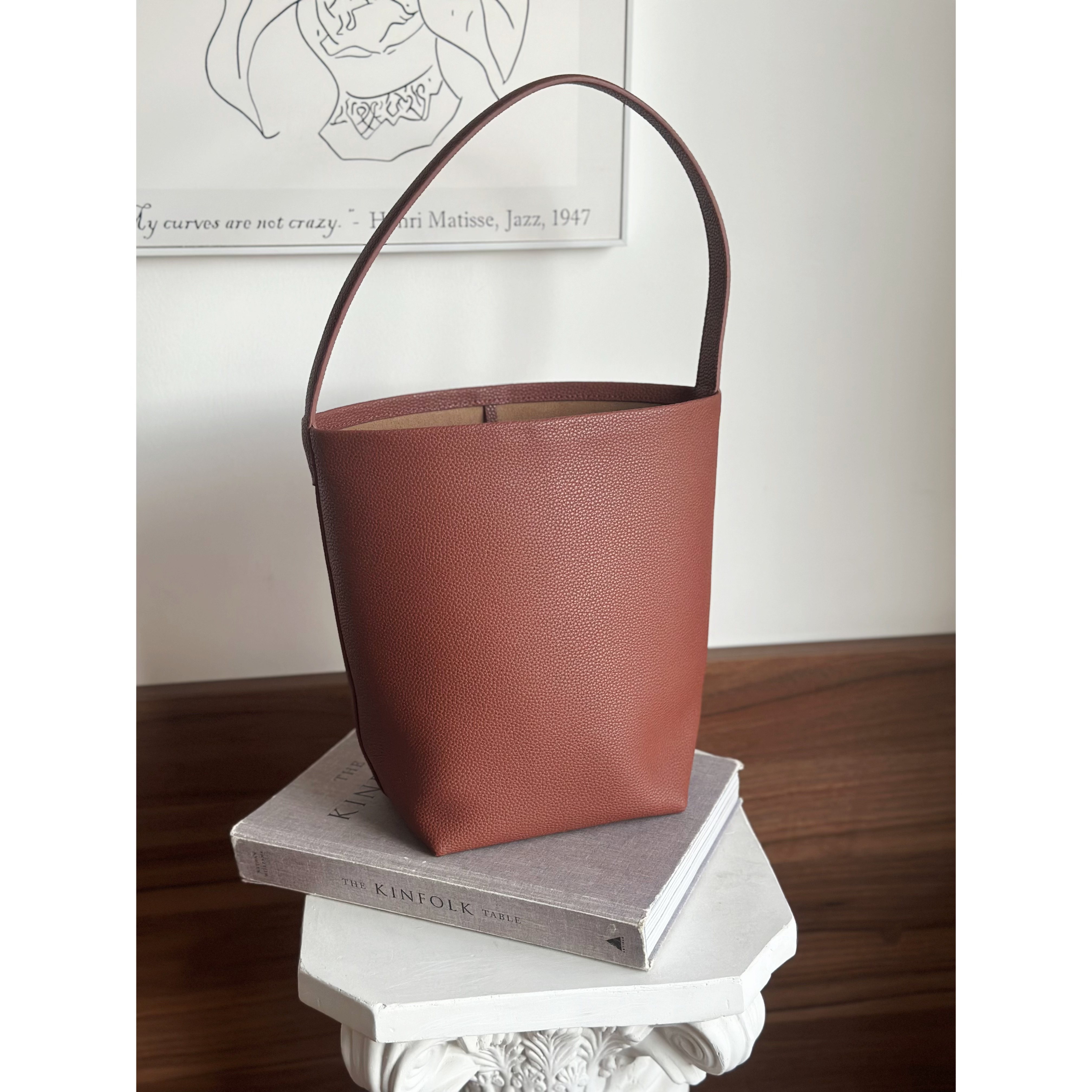 牛皮荔枝纹极简实用水桶包高级感