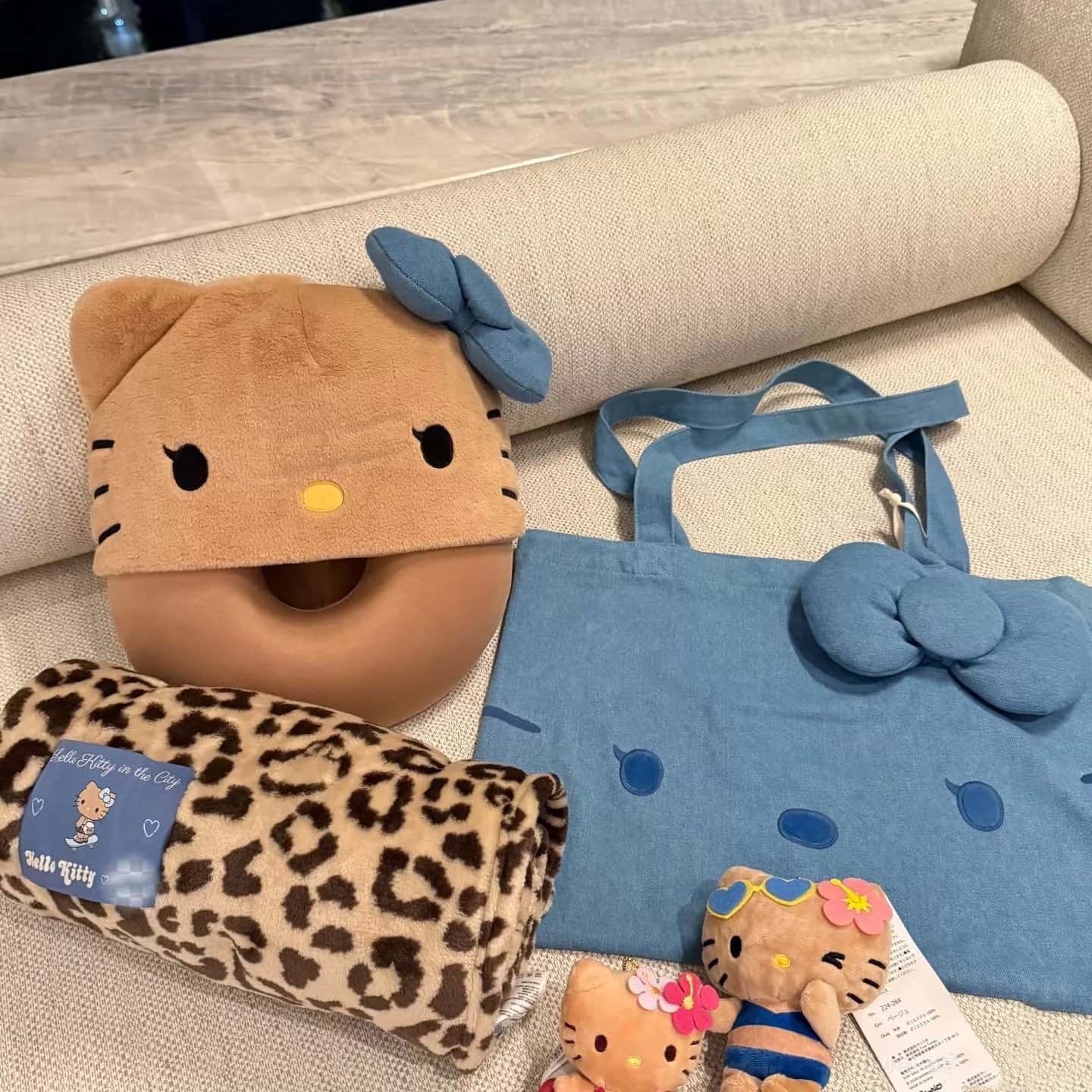 2025新款家居可爱KT猫旅行套装帆布袋包包U型枕豹纹毯子三件套