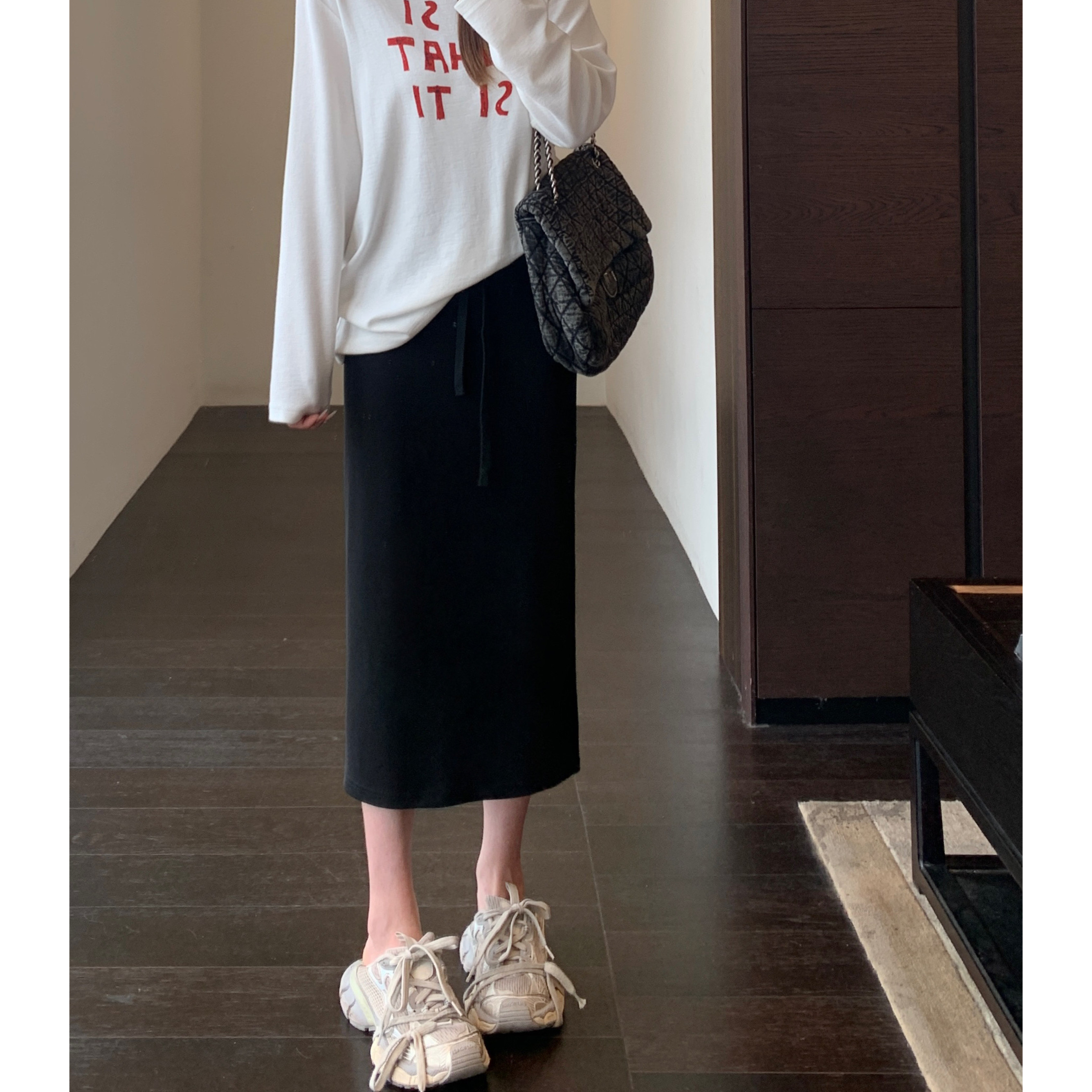 AMR UU◆好版型～高腰显瘦小黑裙中长款开叉半身裙子女2026春夏新