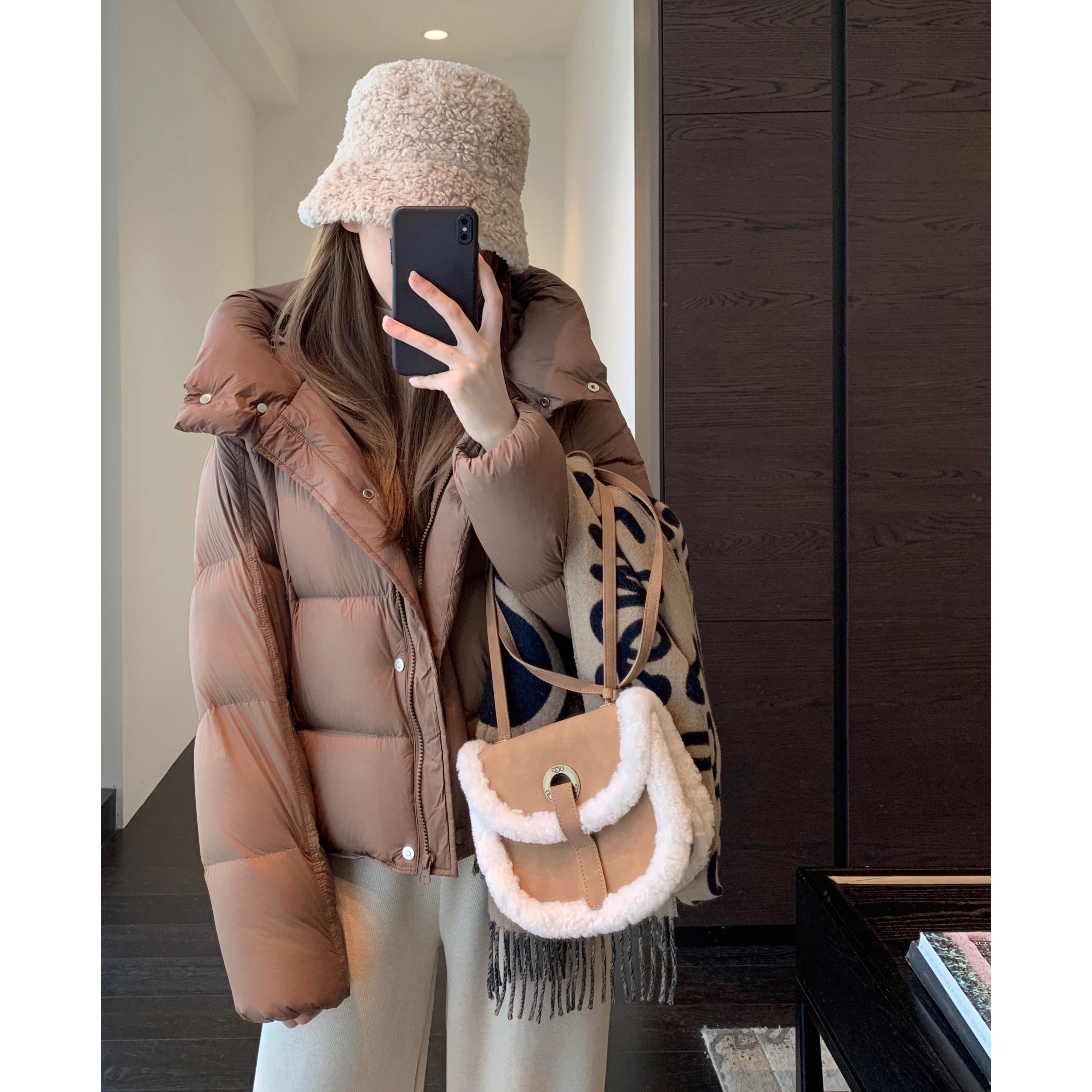 AMR UU◆时髦泡芙～三星90白鸭绒厚实连帽短款羽绒服女2025新秋冬