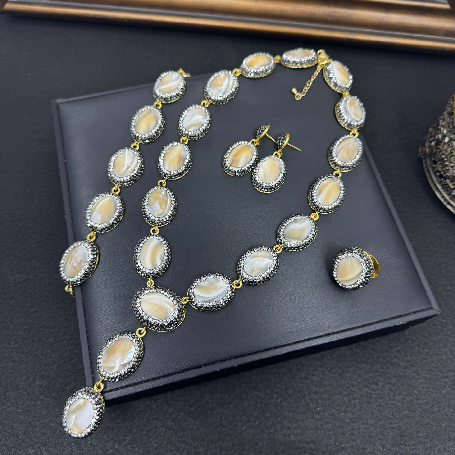 新款天然贝壳镶嵌捷克钻四件套个性轻奢风饰品项链耳饰戒指戒指