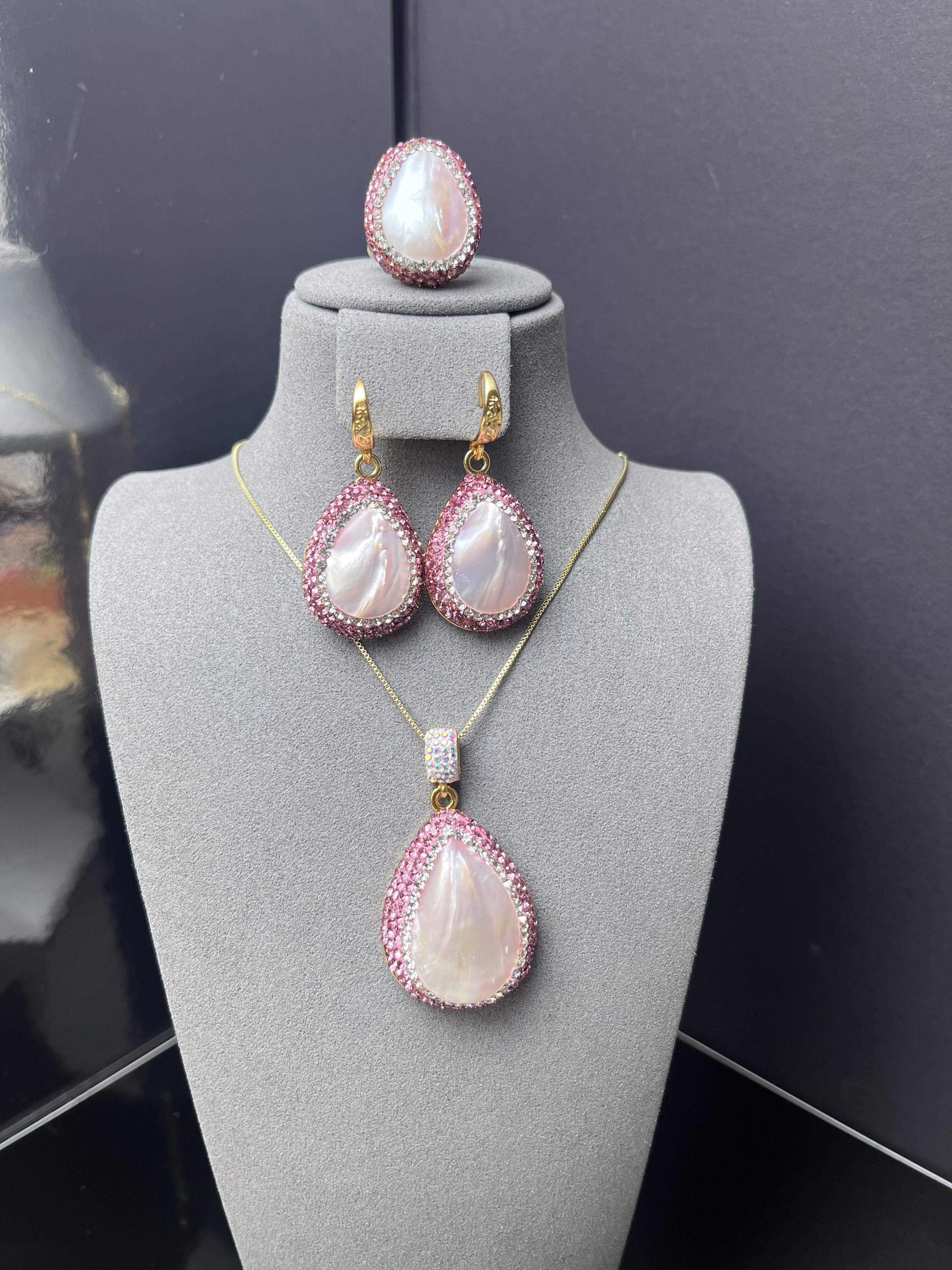 新款法式天然粉色贝壳复古女高级感轻奢小众配饰项链耳勾戒指饰品