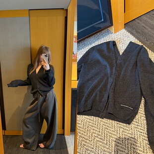 11/11 wann 羊毛兔绒混纺纽扣V领软糯针织简约穿搭深色针织开衫