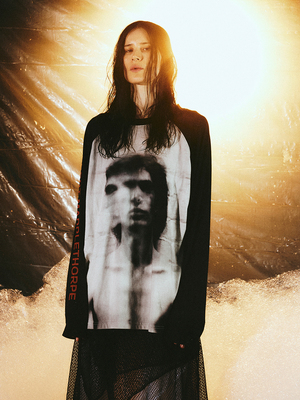 PLEASURES联名人像印花长袖T恤