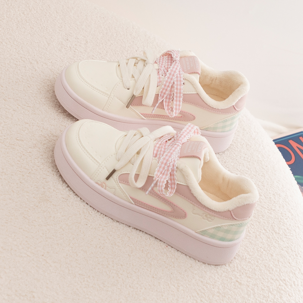 加绒小白鞋女款2025新款秋冬爆款学生百搭厚底运动板鞋子配阔腿裤