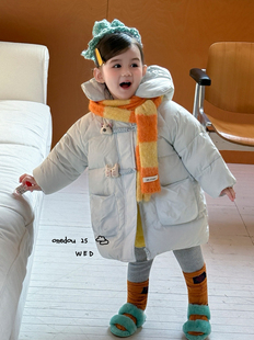 凡妈童装2025冬季新款女童小童韩版童趣玩偶扣中长连帽羽绒服洋气