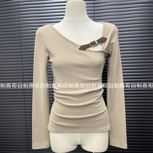 针织打底上衣 设计感小众纯欲风修身 辣妹风皮扣斜肩长袖 T恤女冬季