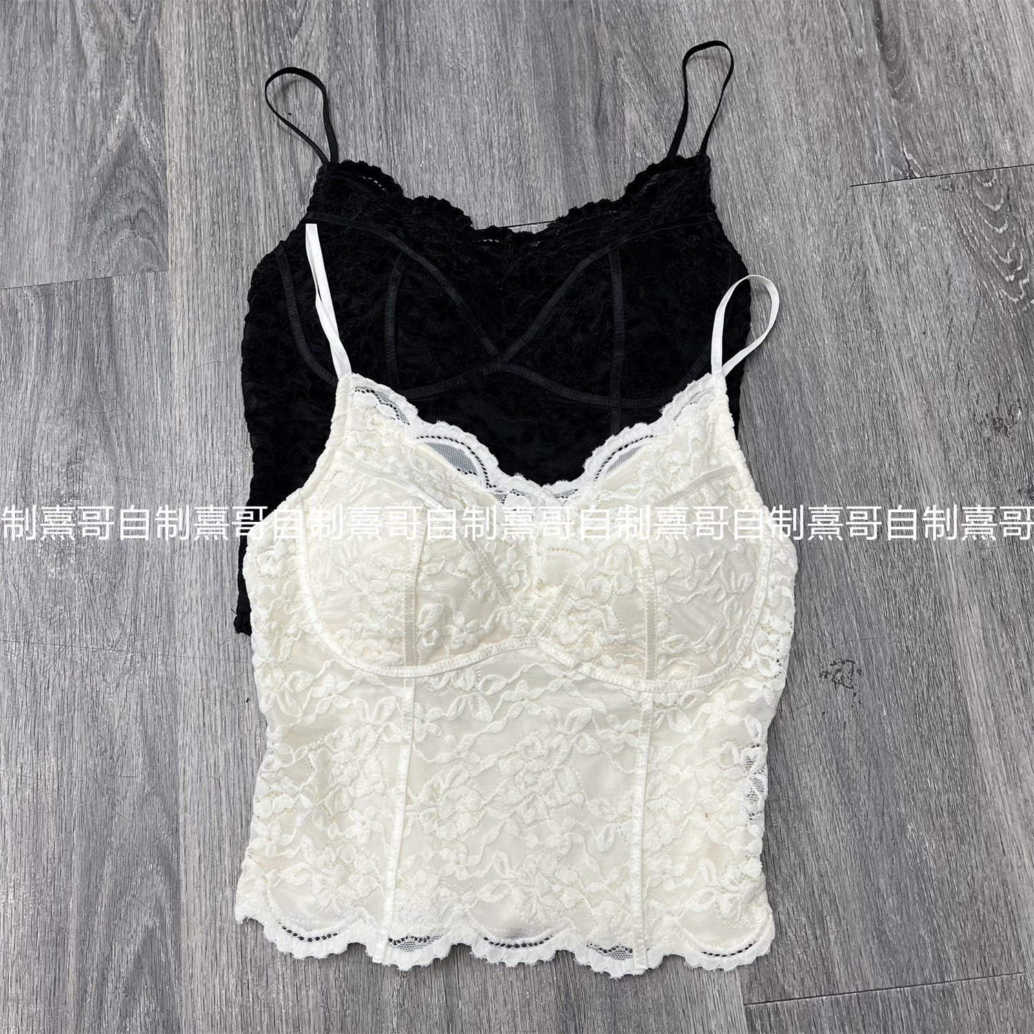 港式冬季复古蕾丝纯欲风镂空设计带胸垫女减龄松紧打底衫吊带上衣