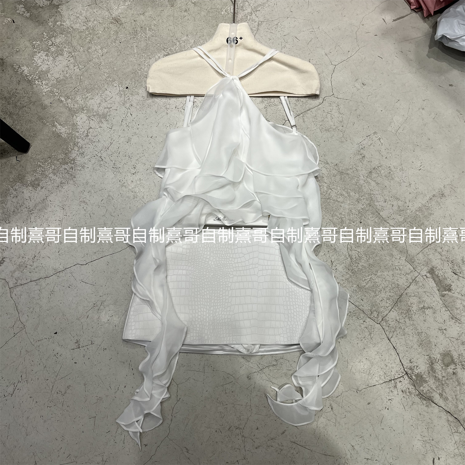 性感辣妹吊带背心荷叶花边设计感夏季露肩挂脖性感纯欲修身上衣女