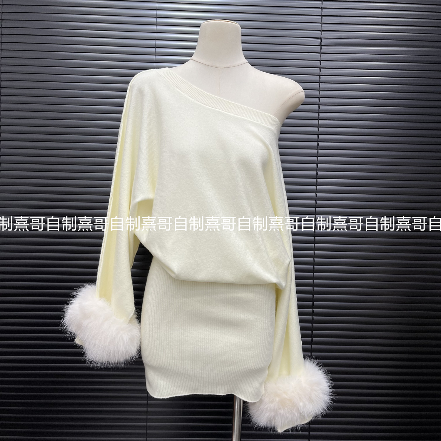 慵懒风毛毛袖口斜领露肩蝙蝠袖宽松针织连衣裙女冬季收腰包臀短裙