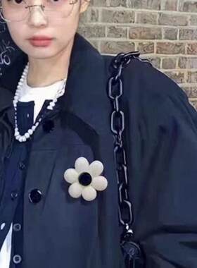 Jennie同款小香风花朵胸针