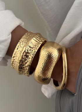 欧美嘻哈风格不规则手镯2025新款高级感锤纹宽面手饰个性夸张手镯