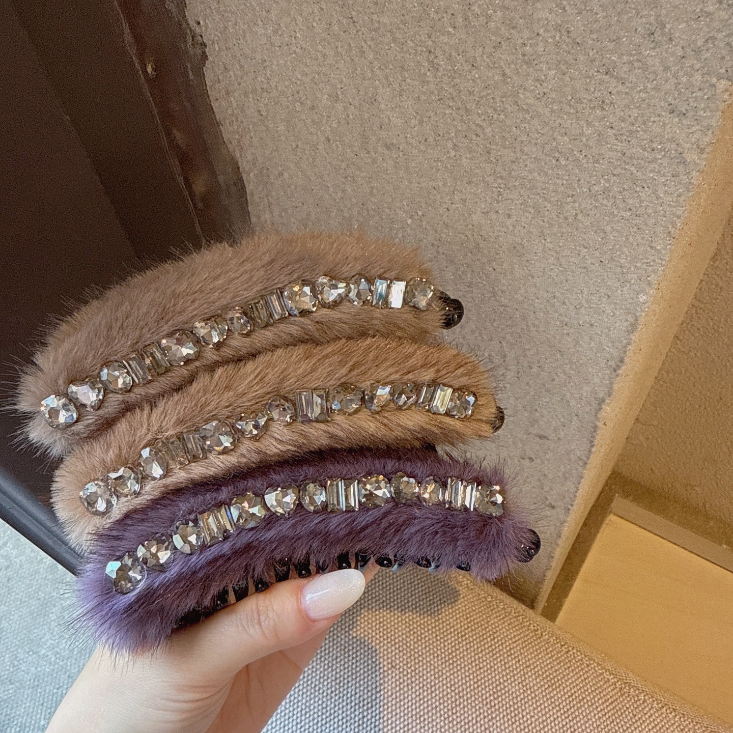 感毛绒绒水钻双齿香蕉夹时尚气质发夹女后脑勺毛毛马尾夹竖夹