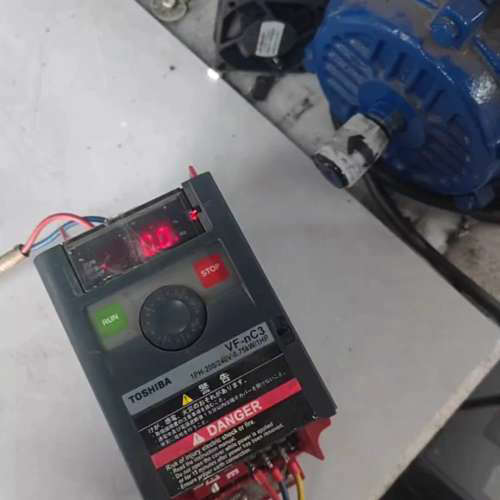 东芝变频器0.75KW，VFNC3S-2007PL，成色如图议价。