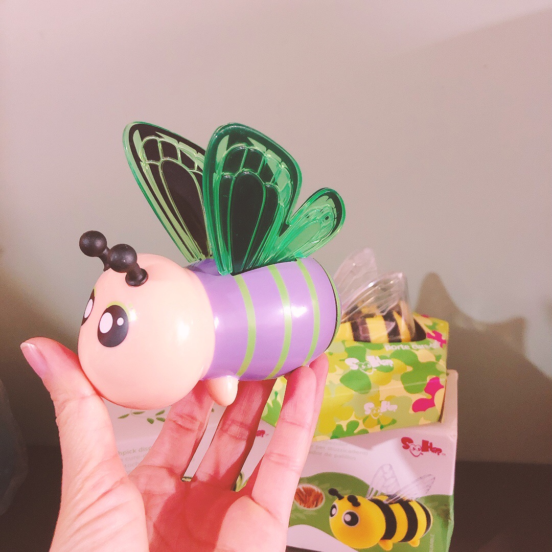 给爸妈家餐桌上悄悄放一只小蜜蜂