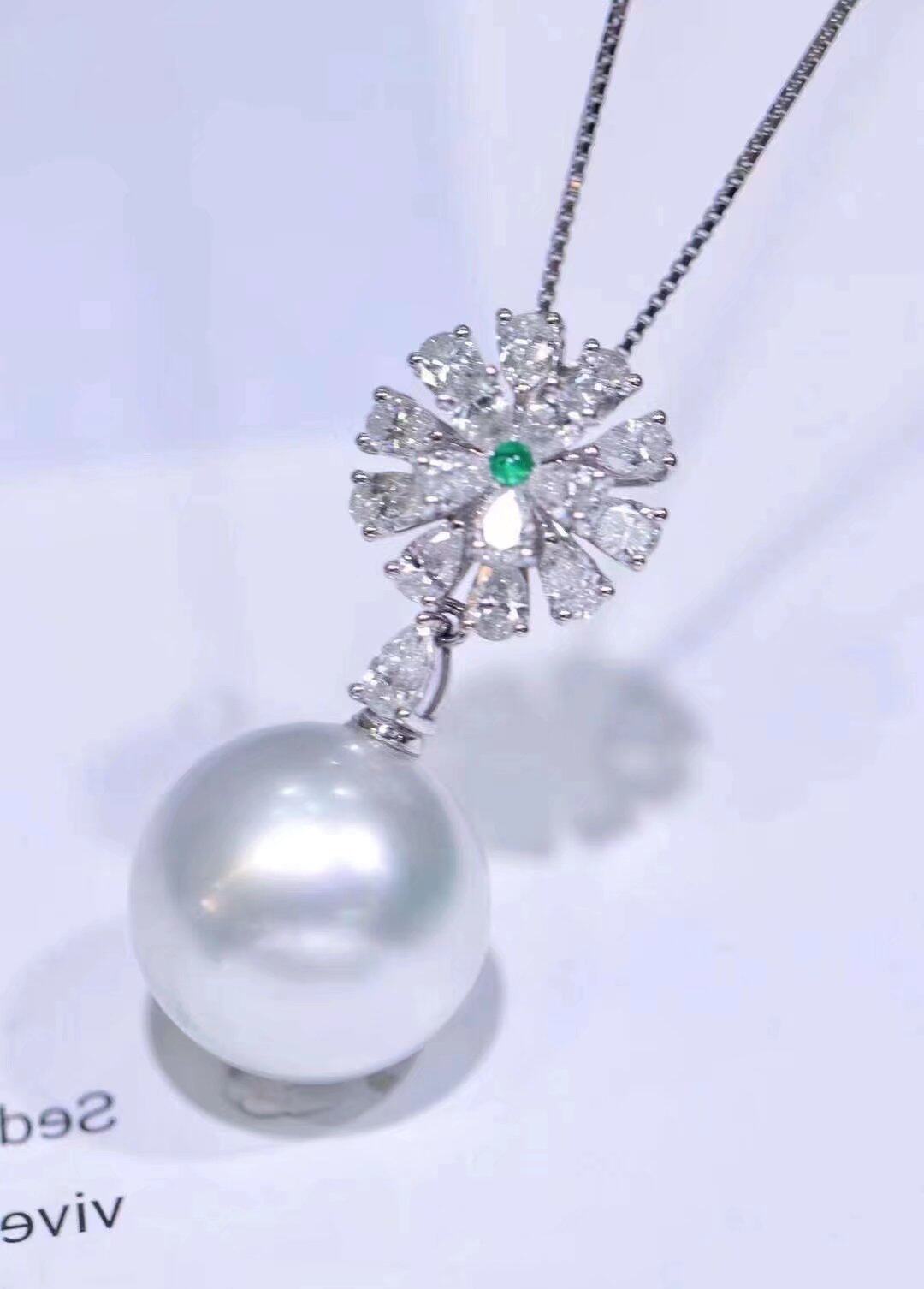 女18K金南非高品质钻石祖母绿13-14mm天然澳白海水珍珠吊坠送证书