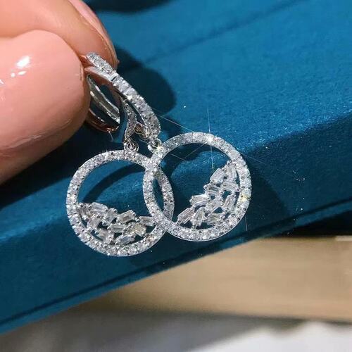 18K金镶嵌女款0.66克拉天然南非T方钻冰糖钻圆钻钻石耳坠真金真钻