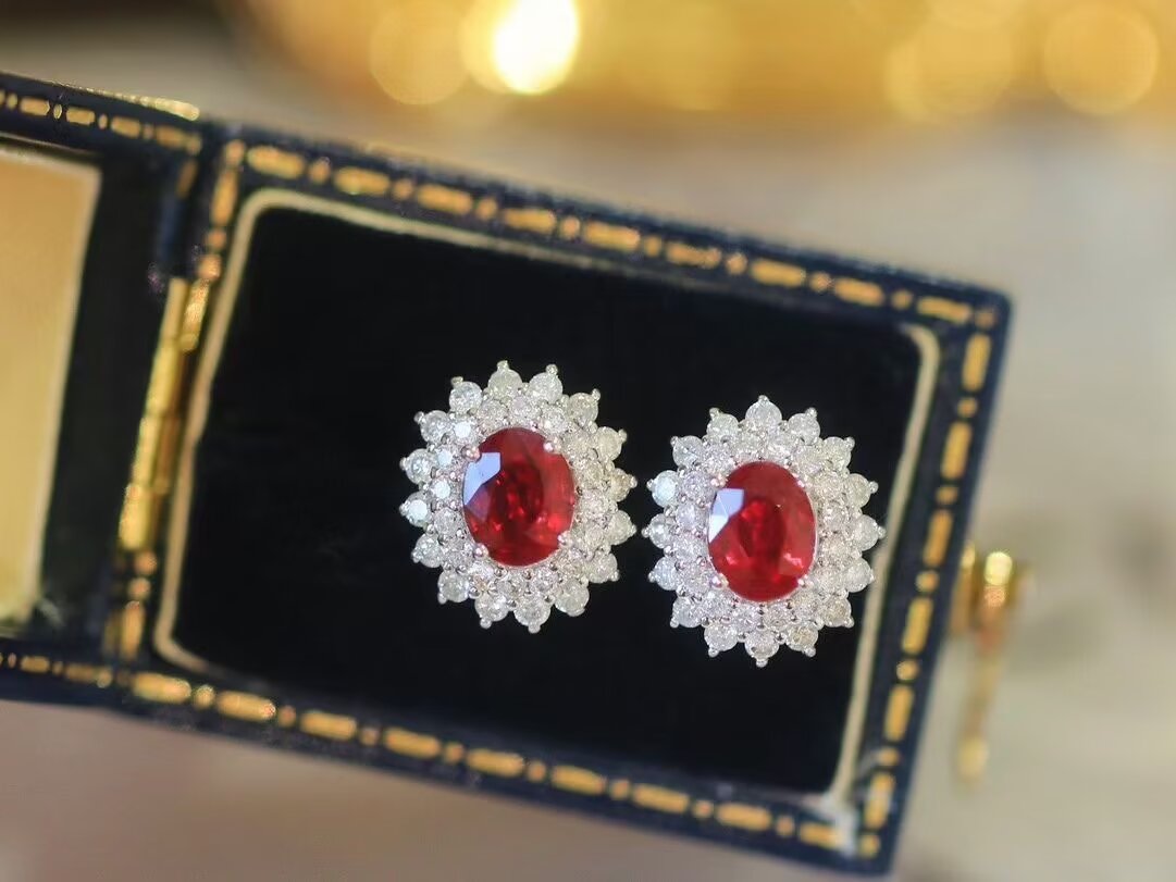 18K金女镶嵌南非高品质钻石 0.85克拉天然鸽血红红宝石耳钉送证书