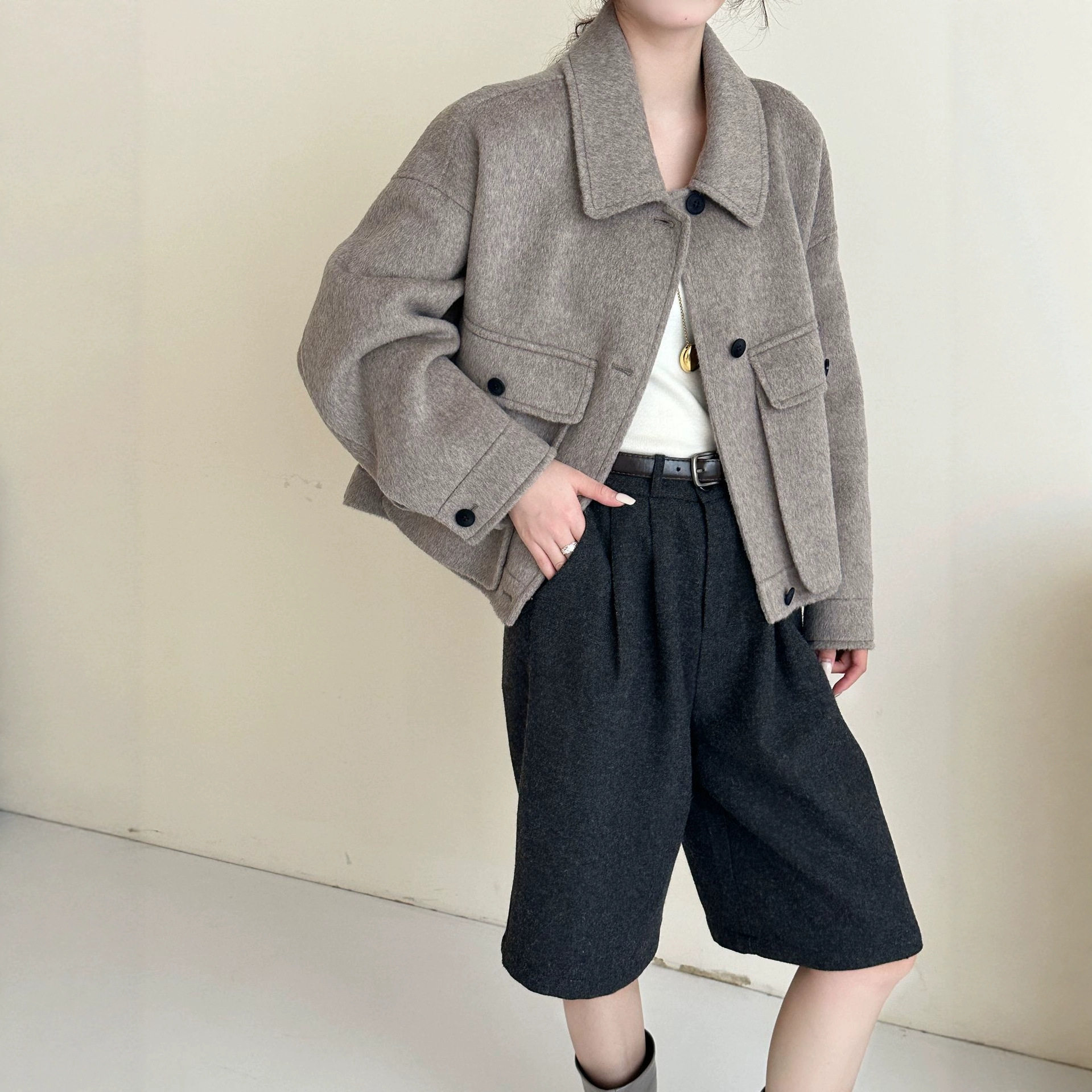 翻领三粒单排扣落肩袖翻盖大口袋立体裁剪双面羊毛大衣女秋冬毛呢