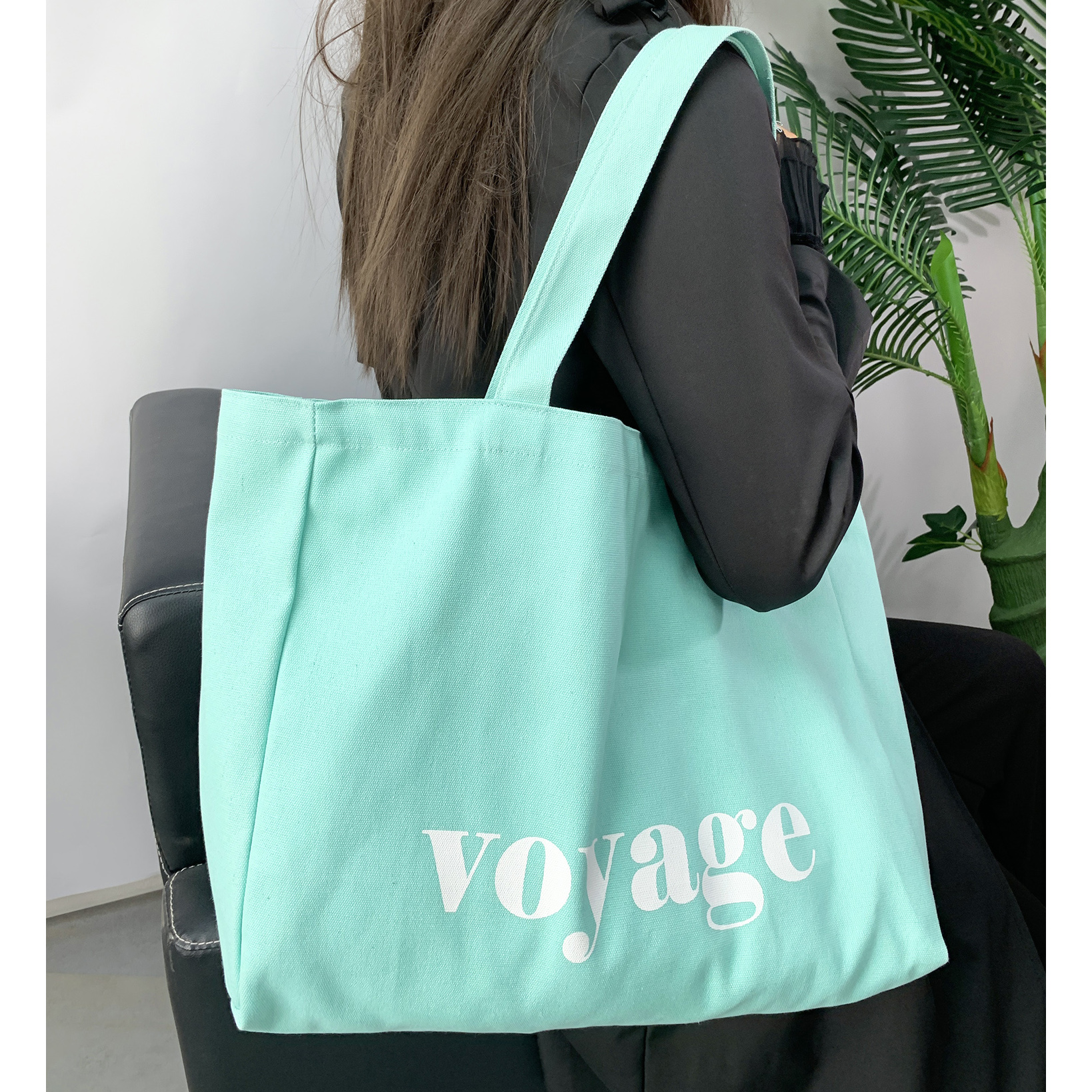 薄荷绿简约字母大容量帆布包