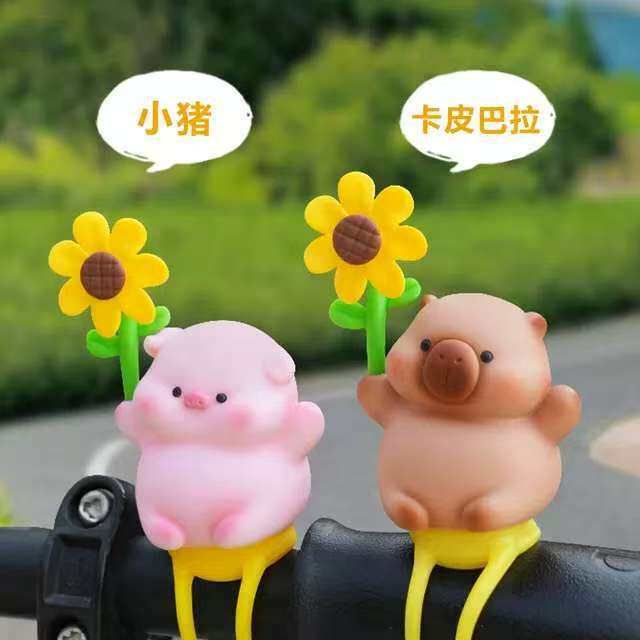 创意卡通动物电动车摆件风车乐园绑带款可爱小猪摩托车婴儿车装饰