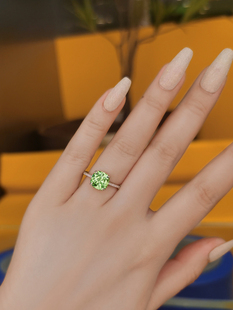 高端人工培育祖母绿小戒指绿宝石方形钻石银镀金不掉色橄榄石钻戒