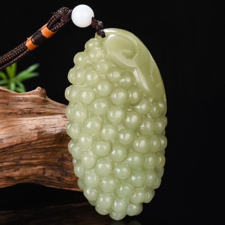 天然新疆和田玉糖料雕刻如意葡萄手把件男女款如意挂件硕果累累