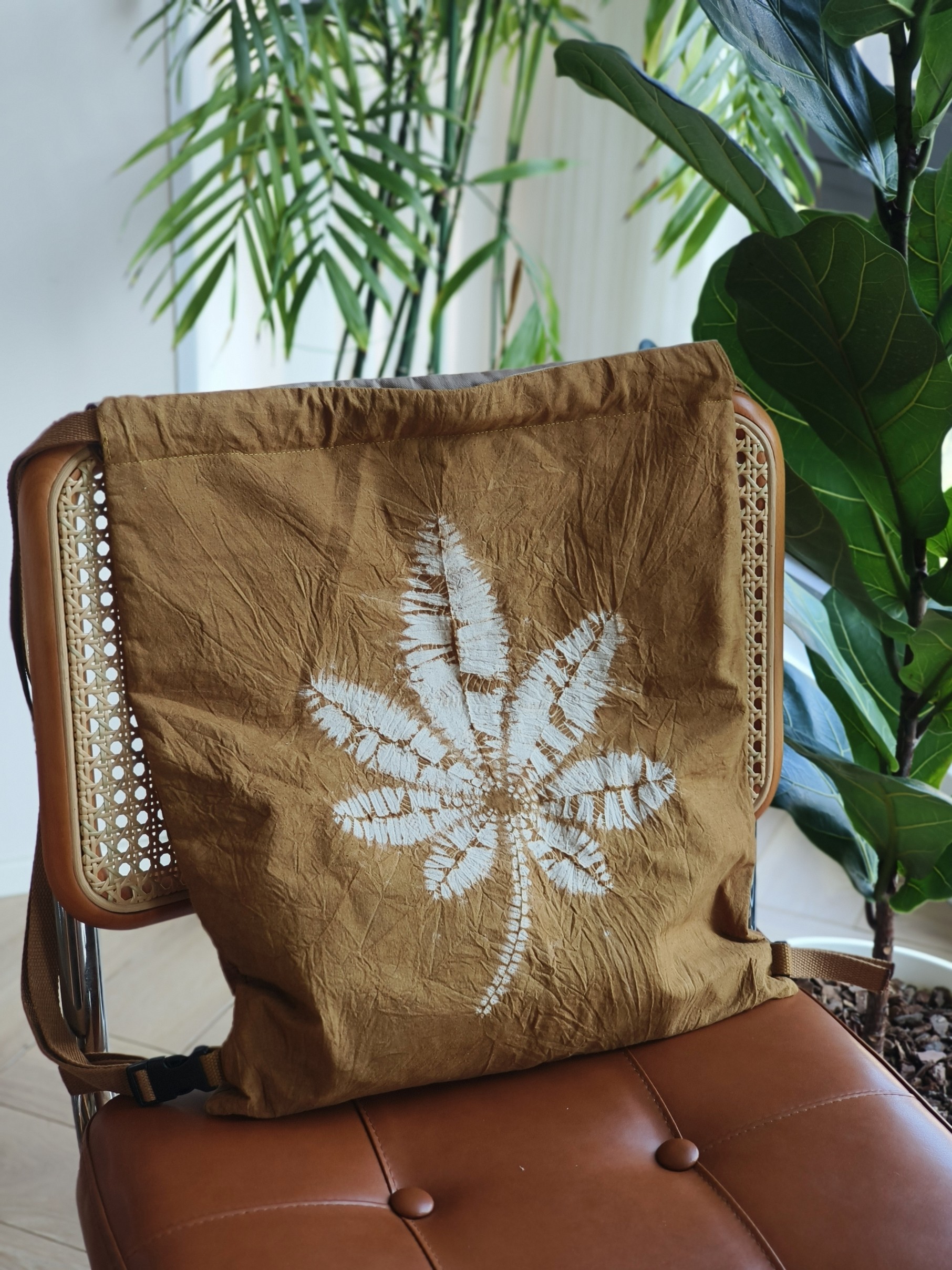 牧荑手工刺子绣扎染核桃皮植物染文艺双肩包休闲青年抽带包佛像