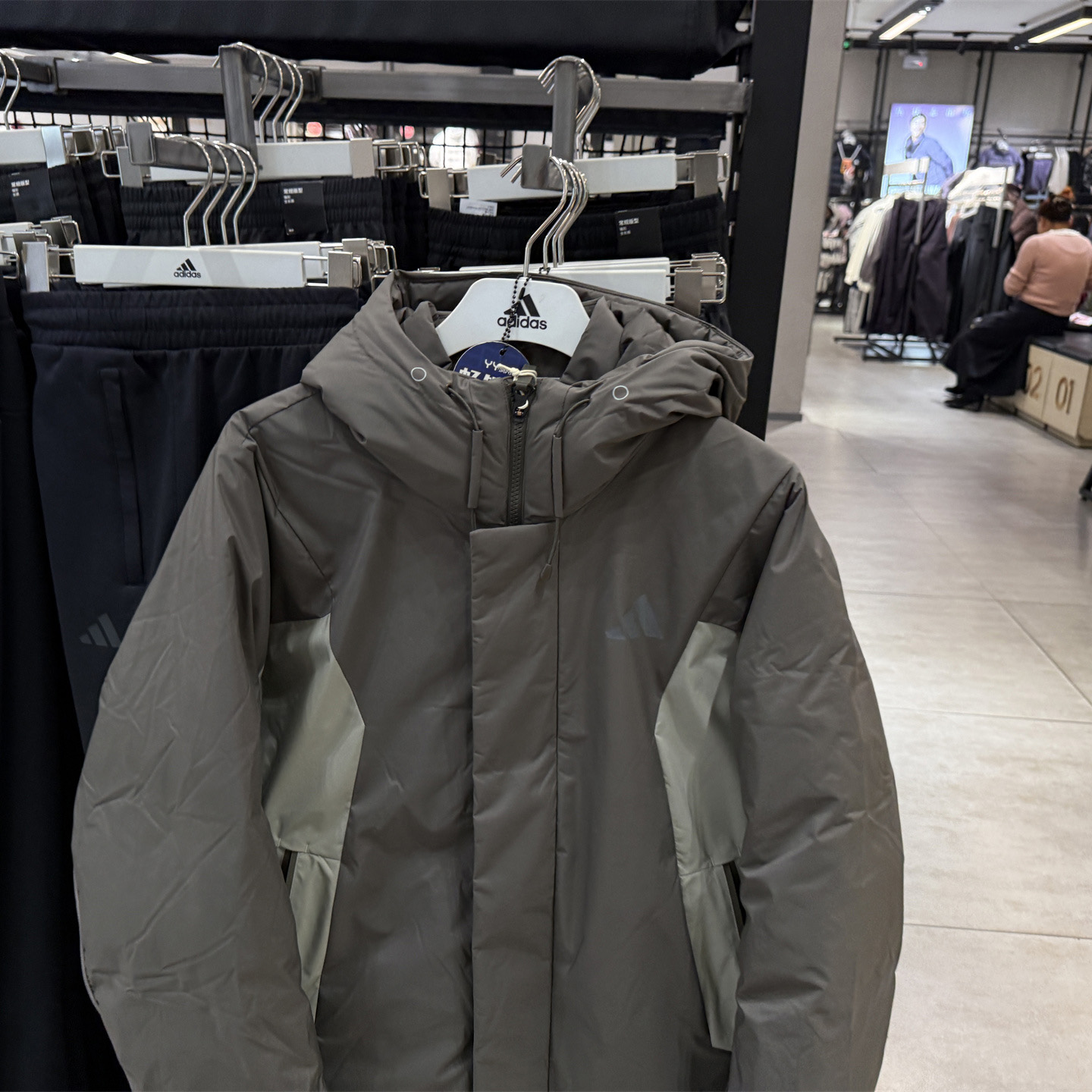 adidas阿迪达斯男子休闲羽绒服运动保暖宽松外套KC2507/2508/2509