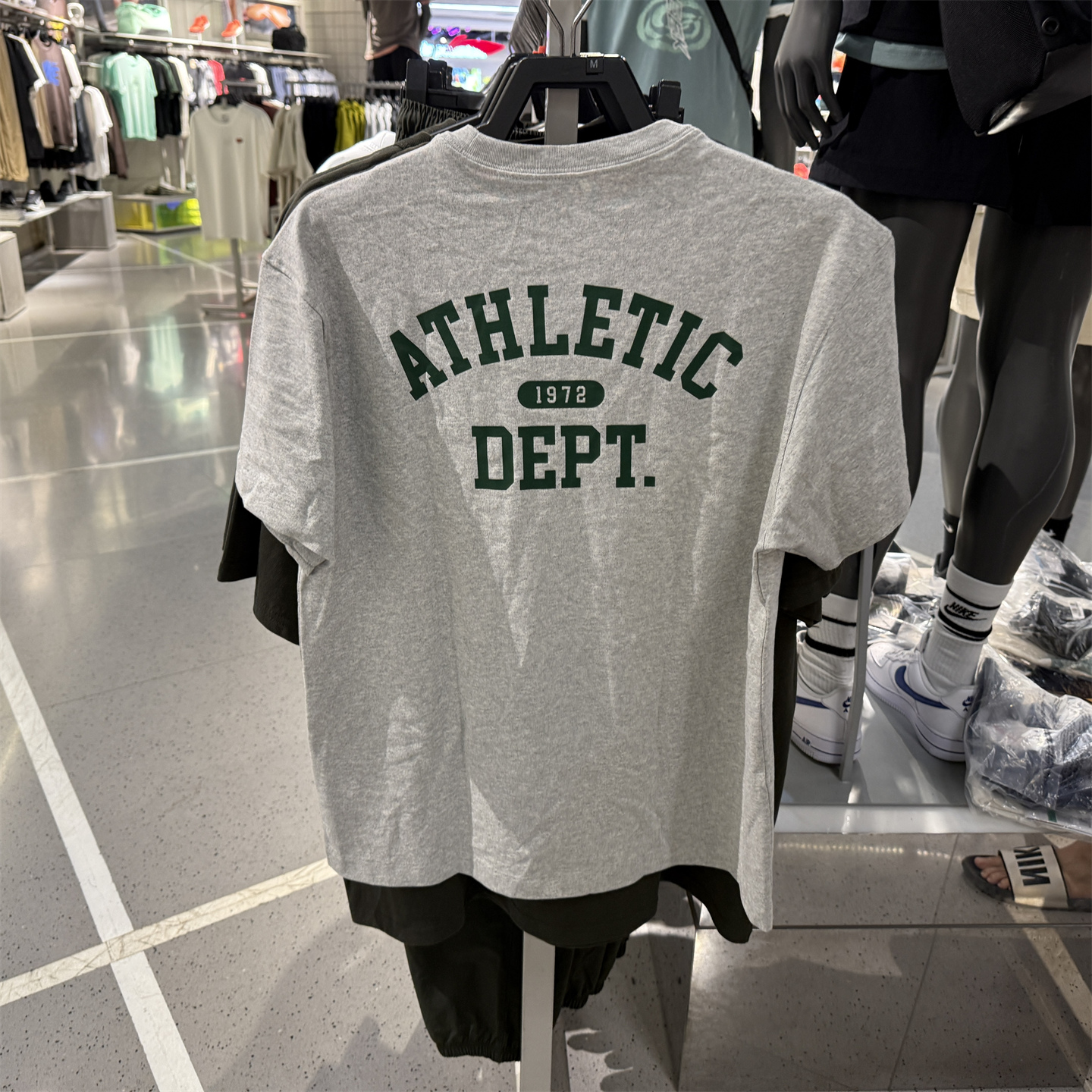 Nike耐克男刺绣logo后背字母印花短袖透气休闲运动T恤FN3698-050